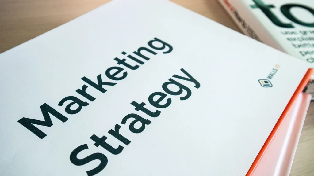 Documento de estrategia de marketing utilizado para planificar canales y resultados