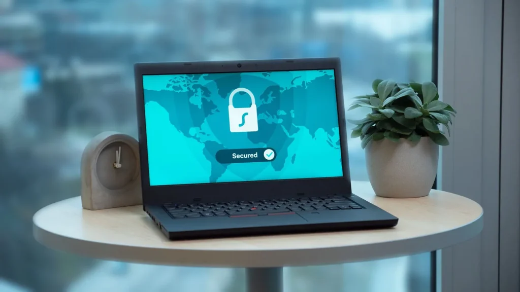 Portátil con símbolo de seguridad digital y candado en pantalla