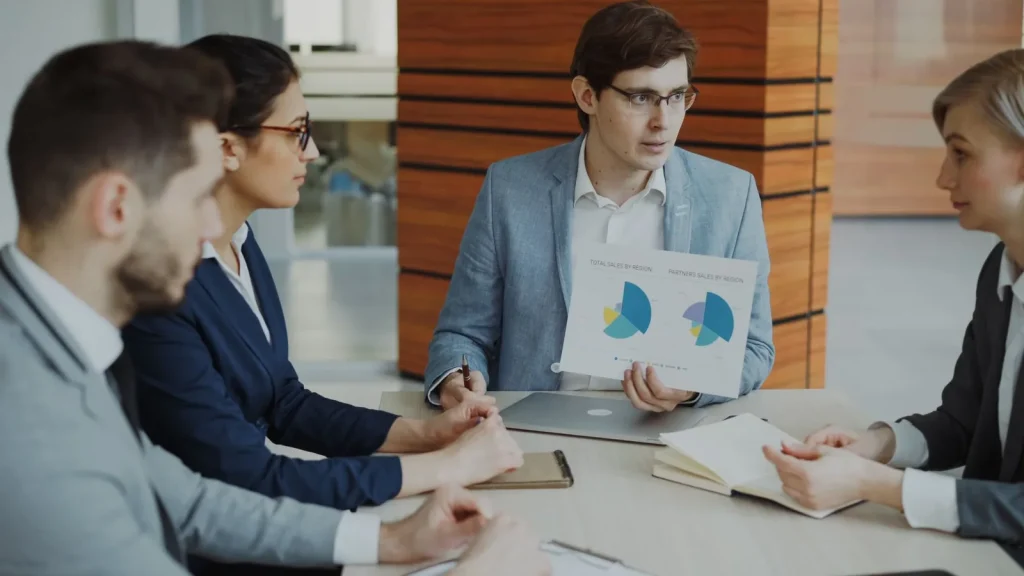 Profesionales revisando procesos y documentación de negocio
