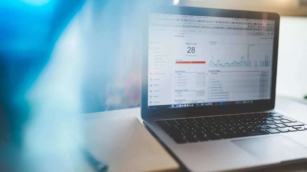 Ordenador con analítica y contenidos digitales para una estrategia editorial con IA