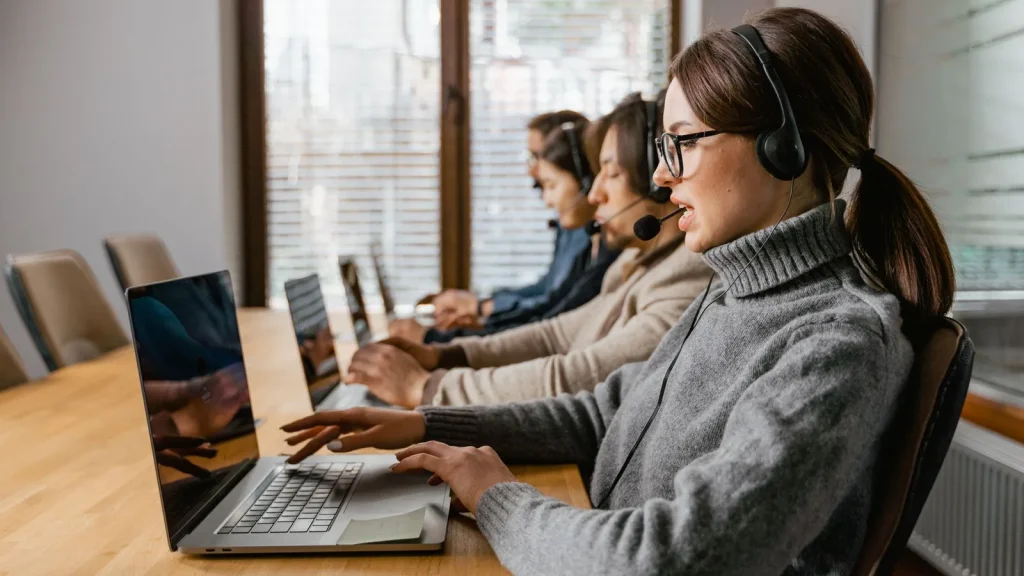 Profesional gestionando clientes y oportunidades comerciales en un CRM
