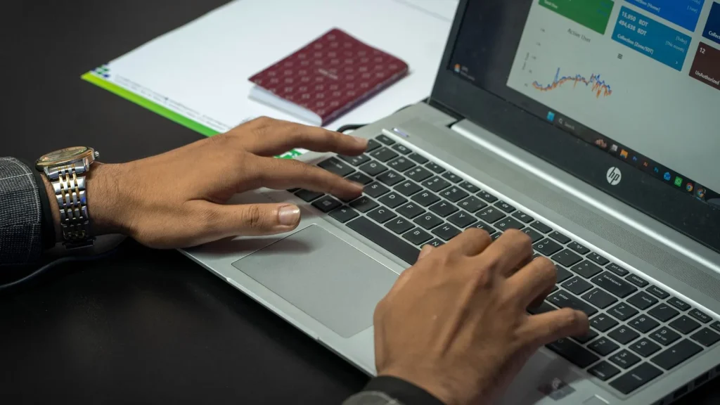 Profesional analizando un panel de gestión ERP y datos empresariales
