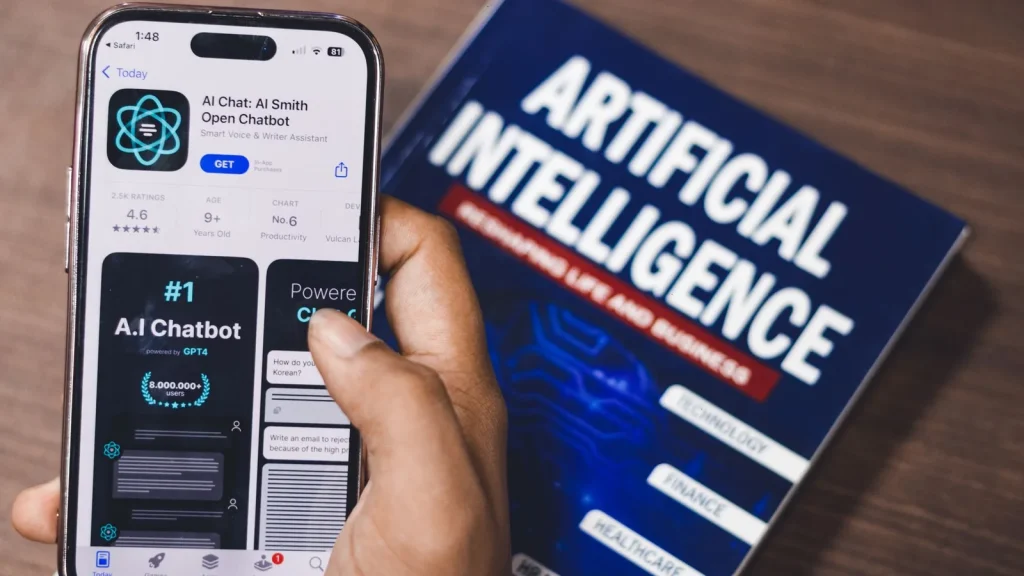 Profesional utilizando inteligencia artificial en un dispositivo móvil y un entorno de trabajo digital