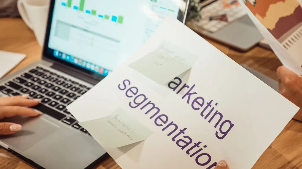 Profesional revisando una estrategia de marketing digital y analítica en un ordenador