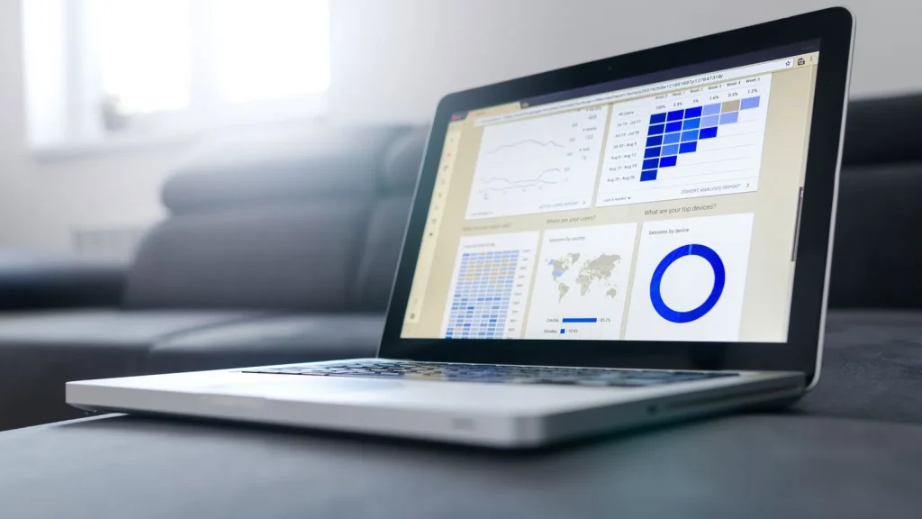 Ordenador mostrando un dashboard de analítica y KPI de negocio