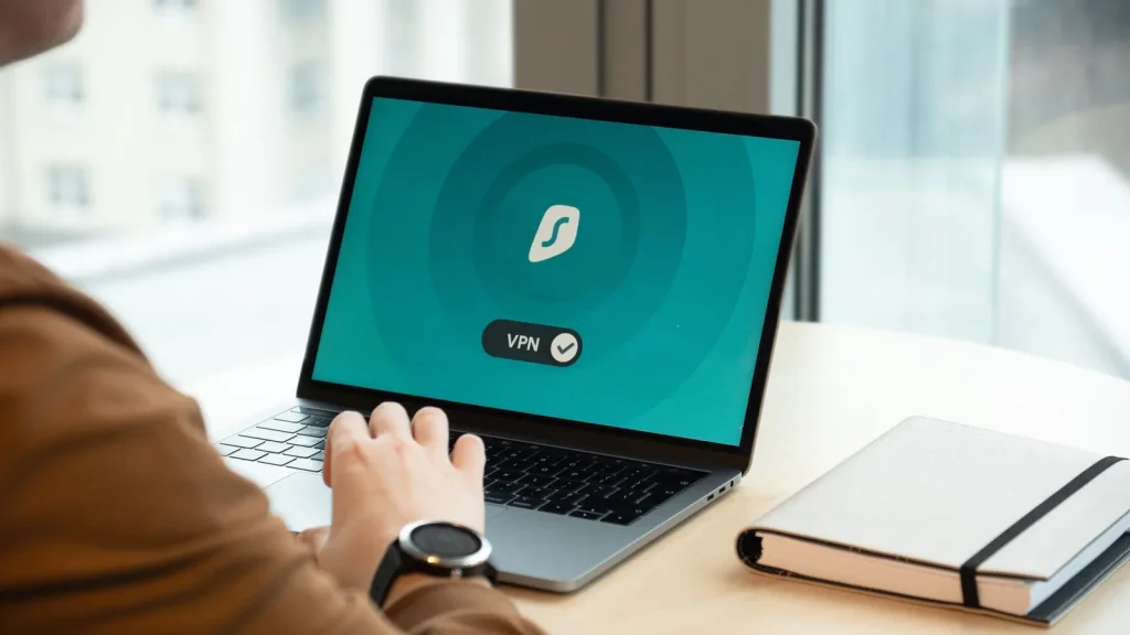 Profesional utilizando un portátil con herramientas de privacidad y seguridad digital