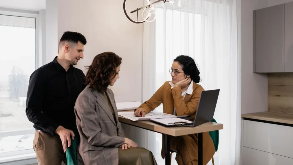 Profesionales manteniendo una reunión de venta consultiva con clientes