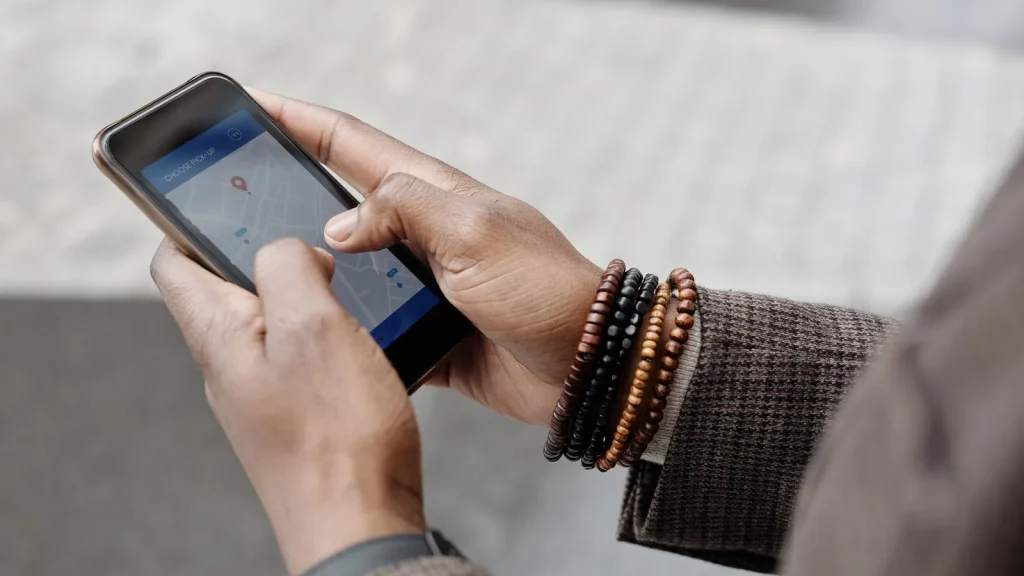 Persona utilizando un mapa y búsqueda local desde un smartphone