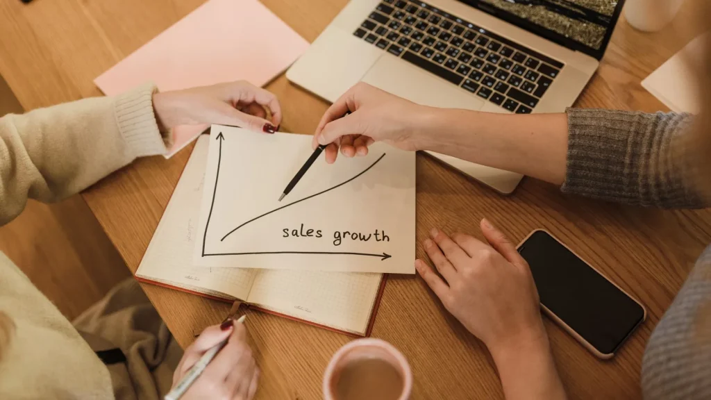 Equipo comercial analizando datos de ventas y CRM en una reunión