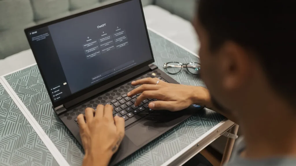 Profesional usando inteligencia artificial para resumir reuniones y documentos