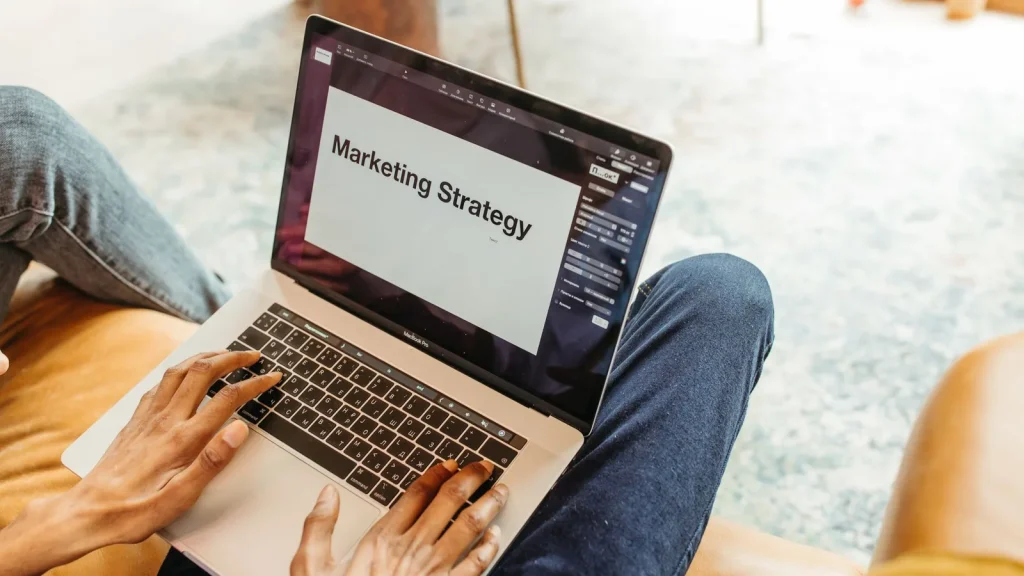 Ordenador mostrando una estrategia de landing page y captación