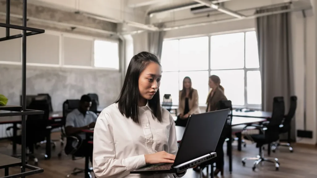 Profesional trabajando con herramientas de automatización Make y n8n