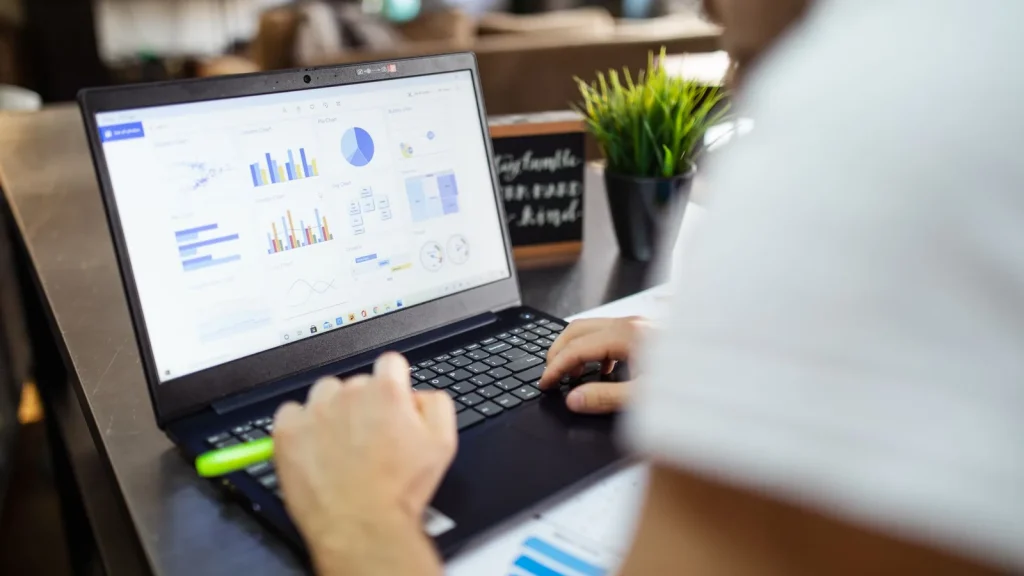 Profesional analizando una plantilla de Excel con datos de ingresos y gastos