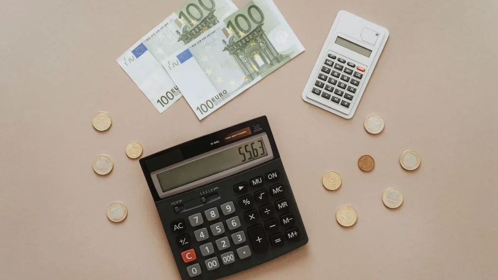 Calculadora y euros utilizados para preparar una previsión de tesorería empresarial