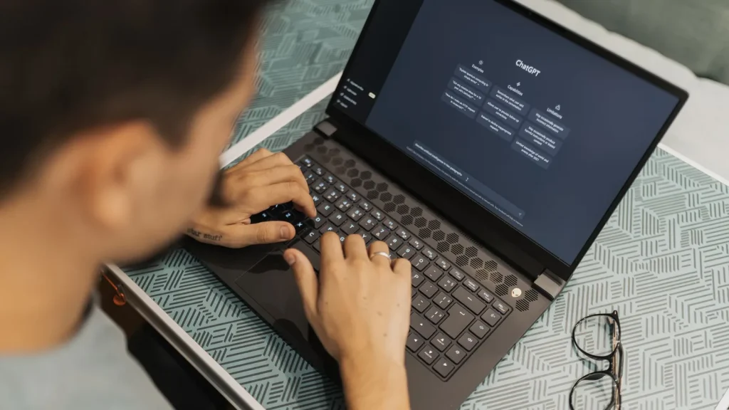 Profesional utilizando un asistente de inteligencia artificial para crear prompts de trabajo