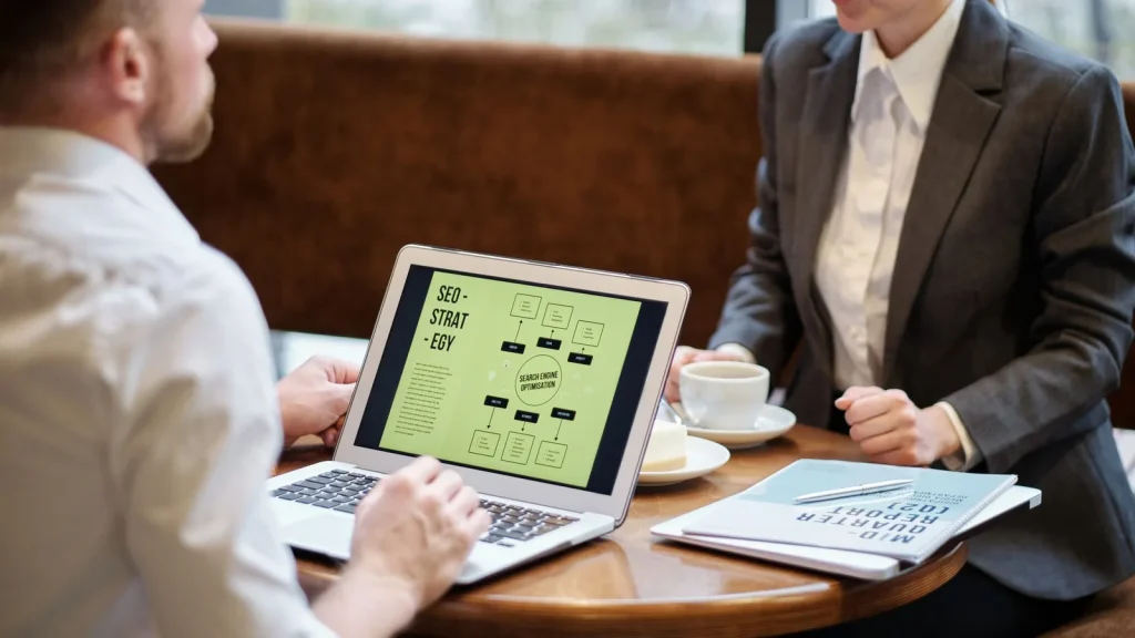 Profesionales trabajando una estrategia SEO para autónomos