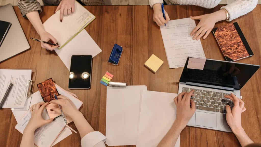 Vista superior de un equipo organizando tareas y procesos de trabajo