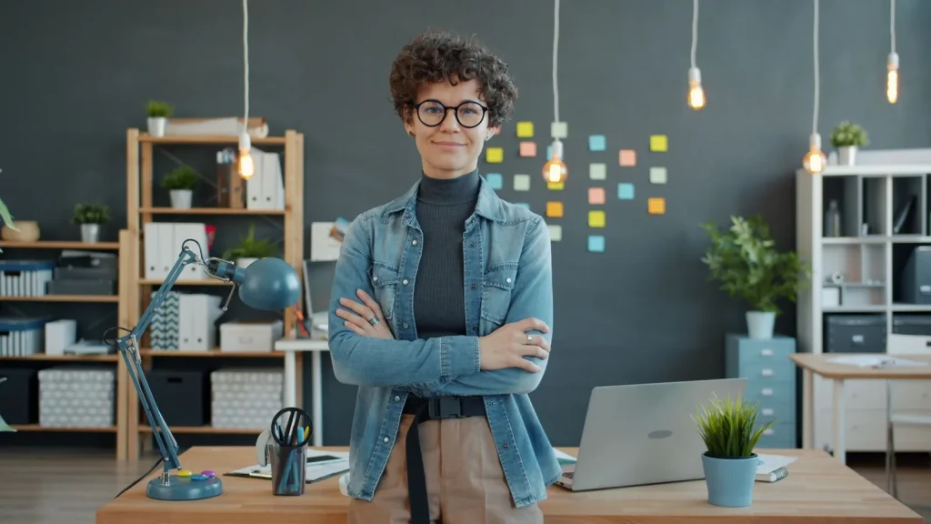Profesional en una oficina moderna organizando procesos de trabajo
