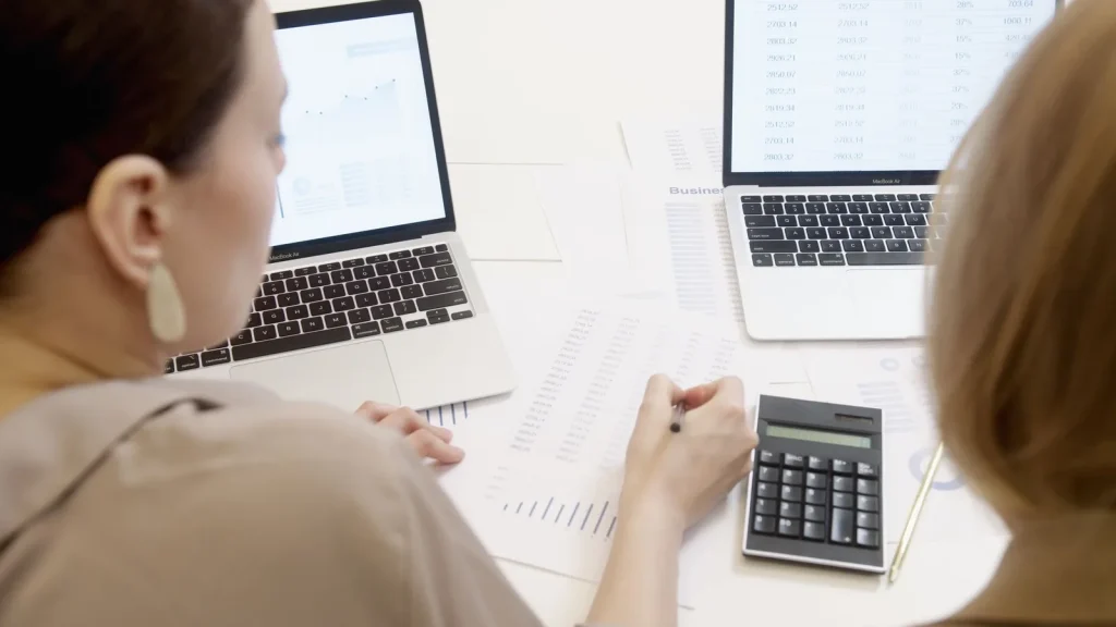 Personas analizando gráficos y tablas dinámicas con datos de negocio